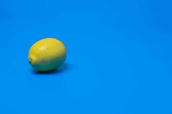 Citron Juteux Sur Fond Bleu Avec Espace Vide Pour Texte — Photo