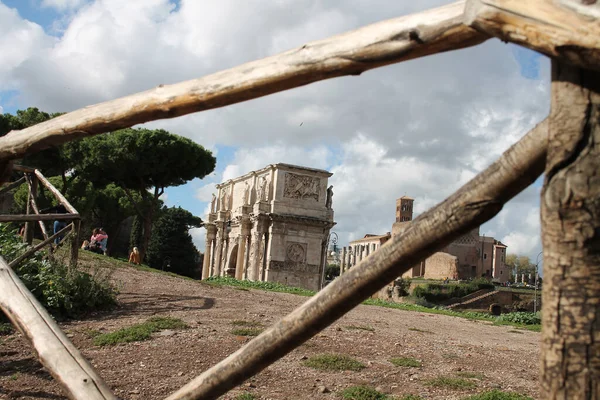 Blick Auf Den Konstantinbogen Von Einem Holzzaun Rom Italien — Stockfoto