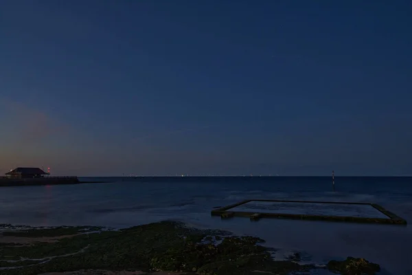 Вид Спокойное Море Фоне Темного Неба — стоковое фото