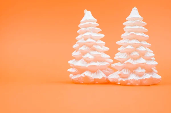 Egy Közelkép Karácsonyi Díszek Egy Narancssárga Felületen — Stock Fotó