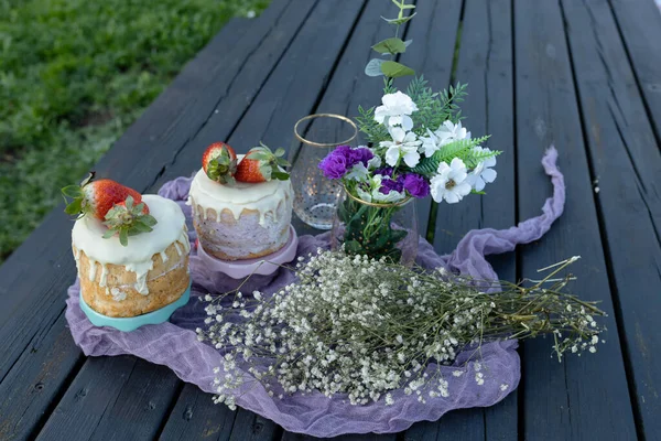 Selektiv Bild Liten Picknick Ett Träbord Parken Med Jordgubbstårta — Stockfoto