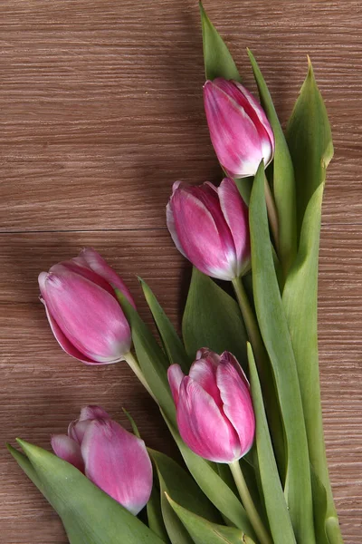 Вертикальний Знімок Букета Рожевих Тюльпанів Дерев Яному Столі — стокове фото