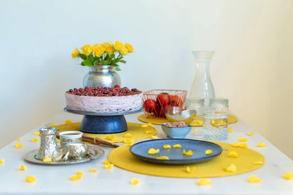 Una Deliziosa Torta Con Bacche Tavolo Con Ambiente Elegante Nei — Foto Stock