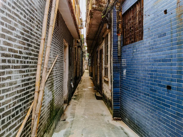 Gros Plan Une Ruelle Étroite Entre Des Maisons Délabrées — Photo