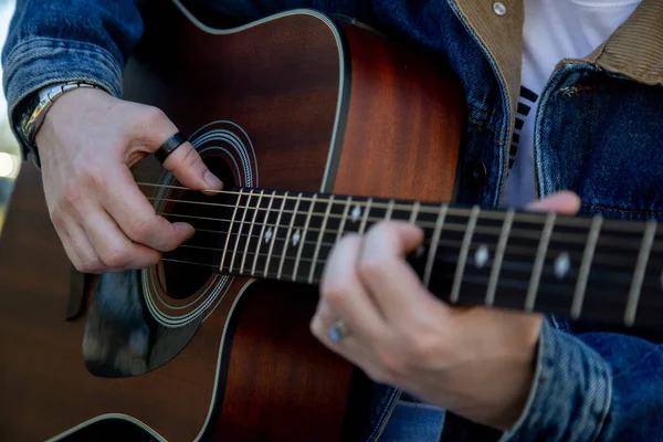 男弹吉他的选择性聚焦镜头 — 图库照片