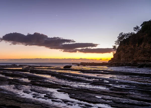 ドイツ ロックのKap Geinitzortの岩の多い海岸の夕日の魅惑的な景色 — ストック写真