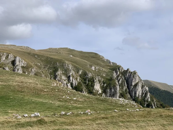 Eine Landschaft Aus Felsigen Bergen Mit Viel Grün Unter Einem — Stockfoto