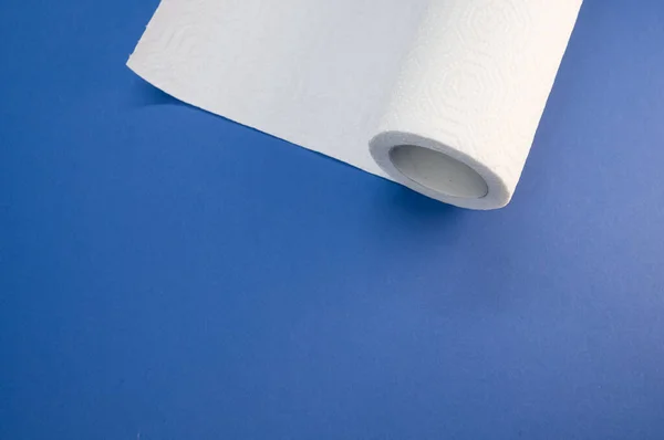 Primer Plano Rollo Toalla Papel Sobre Una Superficie Azul Con — Foto de Stock