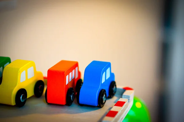 Ένα Κοντινό Πλάνο Από Πολύχρωμα Ξύλινα Παιχνίδια Αυτοκίνητα — Φωτογραφία Αρχείου