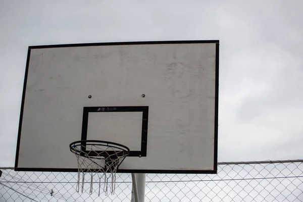 Μια Χαμηλή Γωνία Ενός Στεφανιού Μπάσκετ Κάτω Από Ένα Συννεφιασμένο — Φωτογραφία Αρχείου