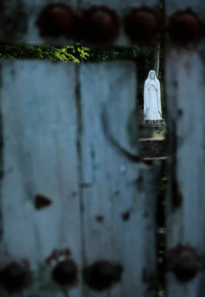 Вертикальный Снимок Статуи Святой Марии Ржавыми Воротами Переднем Плане Карабахе — стоковое фото