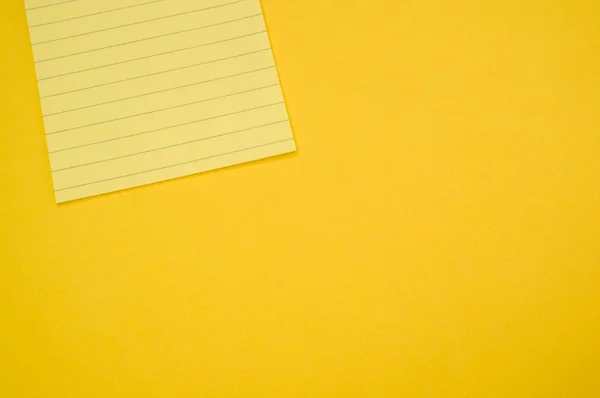 Een Bovenaanzicht Van Een Blanco Notitieblok Geïsoleerd Een Gele Achtergrond — Stockfoto