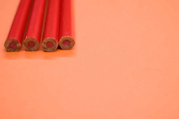 Duże Ujęcie Kąta Czerwonych Ołówków Czerwonej Powierzchni — Zdjęcie stockowe