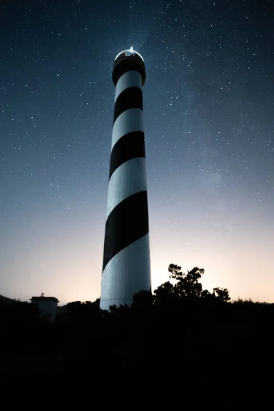 Vertical Low Angle Shot Tall Striped Lighthouse Night — Stock Photo, Image