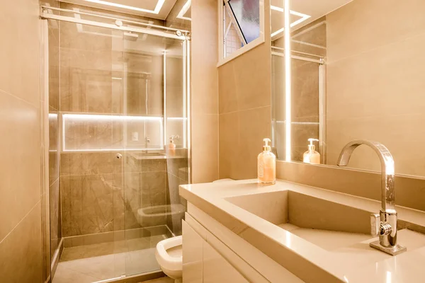 Waschbecken Und Dusche Einem Modernen Und Sauberen Badezimmer — Stockfoto