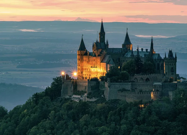 Een Luchtfoto Van Het Prachtige Kasteel Hohenzollern Glanzend Onder Zonsondergang — Stockfoto