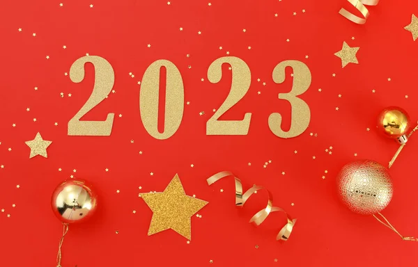 Golden 2023 Een Felrode Achtergrond Nieuwjaarsconcept — Stockfoto