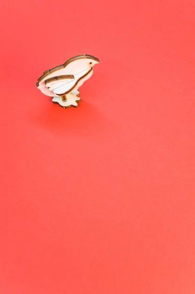 Tiro Close Uma Figura Pássaro Madeira Fundo Vermelho — Fotografia de Stock