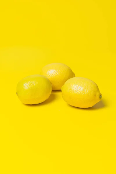 テキストのための空のスペースを持つ黄色の背景にレモンの垂直ショット — ストック写真
