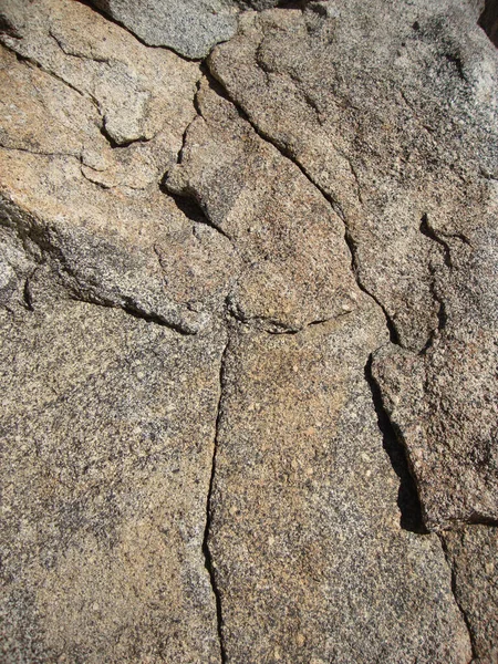 Eine Vertikale Nahaufnahme Von Rissen Und Linienmustern Einem Felsen — Stockfoto