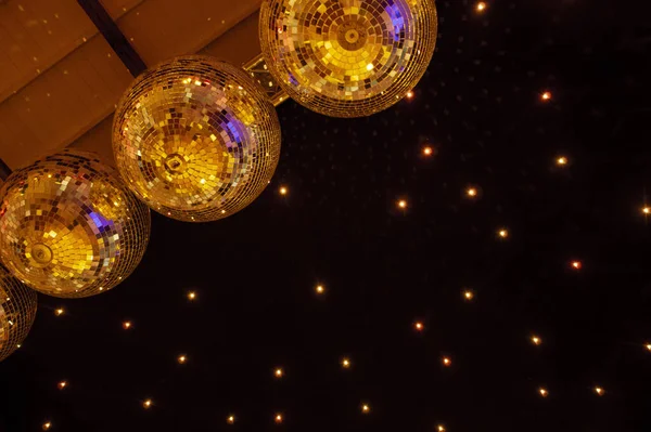 Tiro Baixo Ângulo Bolas Disco Ouro Fundo Escuro — Fotografia de Stock