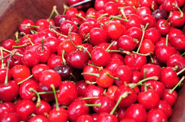 Sebuah Foto Close Dari Tumpukan Ceri Merah Cerah — Stok Foto