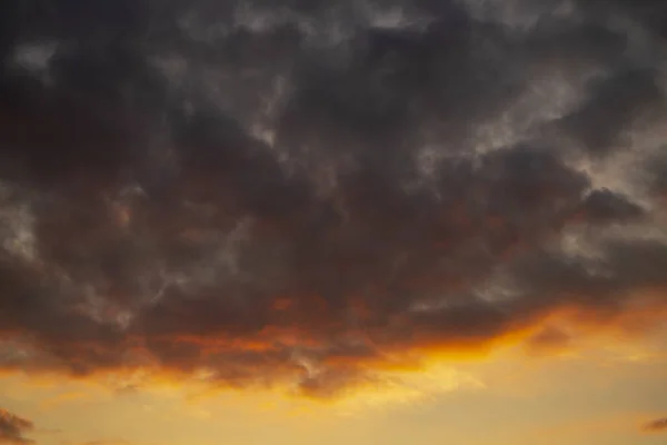 Una Vista Impresionante Hermosas Nubes Rojas Anaranjadas Cielo Del Atardecer — Foto de Stock
