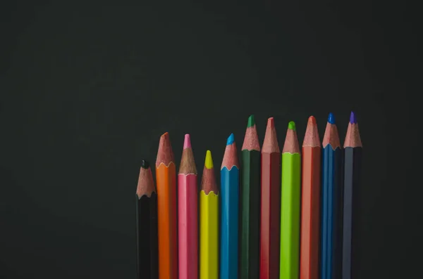 Gros Plan Crayons Couleur Bois Sur Fond Noir — Photo