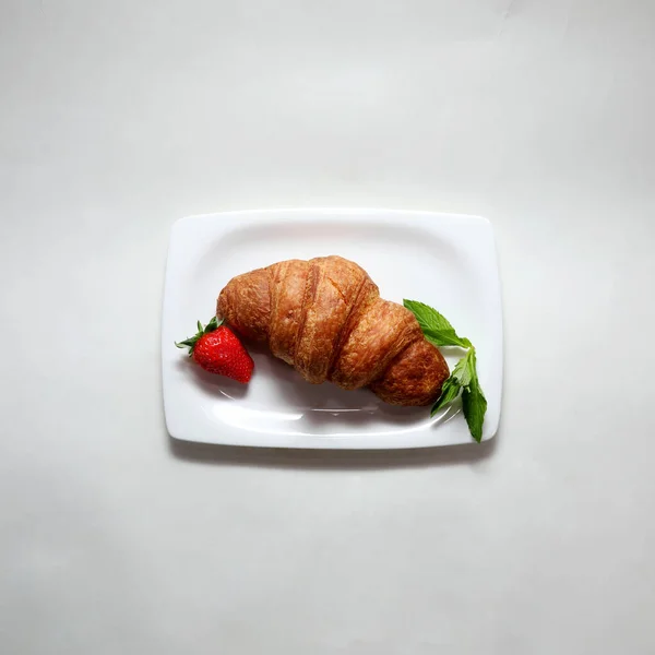 Tiro Alto Ángulo Delicioso Croissant Con Fresas — Foto de Stock