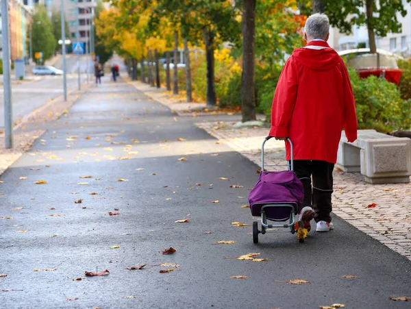 Close Uma Senhora Idosa Andando Rua Com Carrinho Compras — Fotografia de Stock