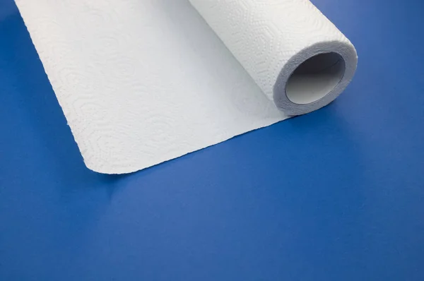 Primer Plano Rollo Toalla Papel Sobre Una Superficie Azul Con — Foto de Stock