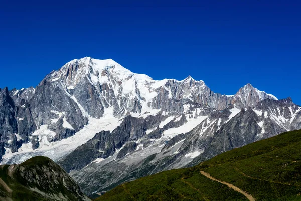 Een Prachtig Uitzicht Besneeuwde Bergtoppen Van Mont Blanc Italië — Stockfoto