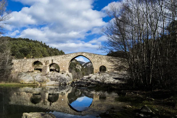 Beau Cliché Vieux Pont Arc Pierre Près Lac Réfléchissant — Photo