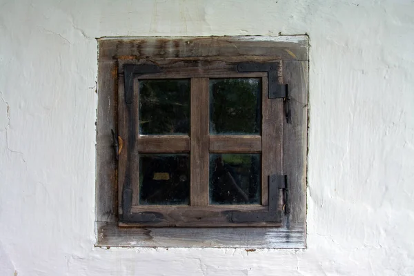 Ένα Κοντινό Πλάνο Ενός Παλιού Ξύλινου Παραθύρου Έναν Παλαιωμένο Τοίχο — Φωτογραφία Αρχείου