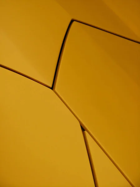 Sarı Modern Bir Arabanın Dikey Çekimi — Stok fotoğraf