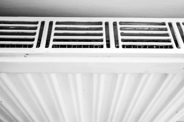 Een Closeup Van Een Witte Metalen Behuizing Van Een Radiator — Stockfoto