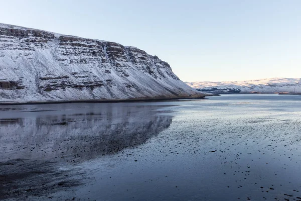 Uma Formação Rochosa Refletida Lago Fiorde Islândia — Fotografia de Stock