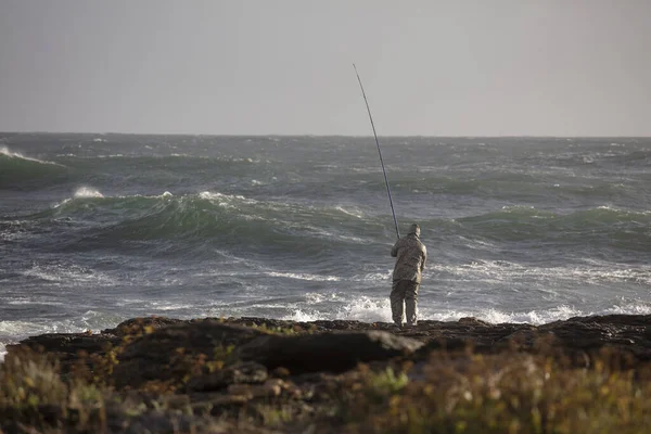 Una Vista Trasera Una Persona Pescando Mar Con Grandes Olas —  Fotos de Stock