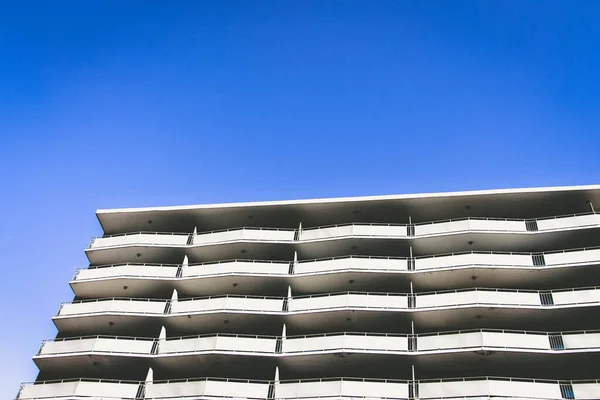 Plano Ángulo Bajo Una Fachada Edificio Bajo Cielo Azul — Foto de Stock