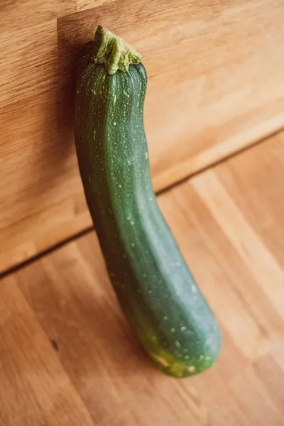 Zucchini Steht Stillleben Auf Holztisch Stillleben — Stockfoto