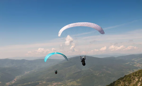 Two People Paragliding Beautiful Mountains — Stock Photo, Image