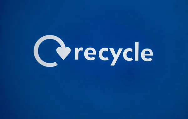 Een Recycle Teken Tekst Een Blauwe Achtergrond — Stockfoto