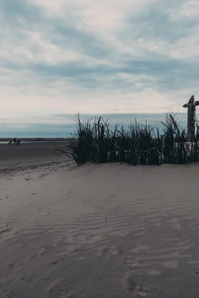 Piękne Ujęcie Piaszczystej Plaży Zachmurzonym Tle Nieba Borkum Niemcy — Zdjęcie stockowe