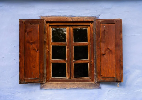 Stare Drewniane Okno Starzejącej Się Liliowej Ścianie Dzień — Zdjęcie stockowe