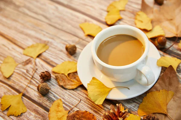 Nahaufnahme Einer Tasse Kaffee Und Herbstblättern Auf Hölzernem Hintergrund — Stockfoto