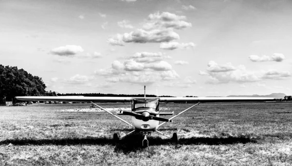 Серый Снимок Самолета Пропеллером Поле — стоковое фото