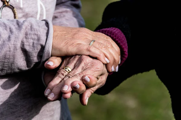 Eine Frau Hält Die Hand Ihrer Alten Mutter Und Gibt — Stockfoto