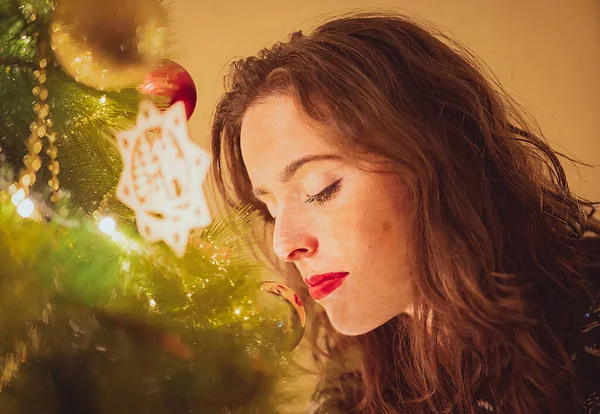 クリスマスツリーを飾る白人女性 — ストック写真
