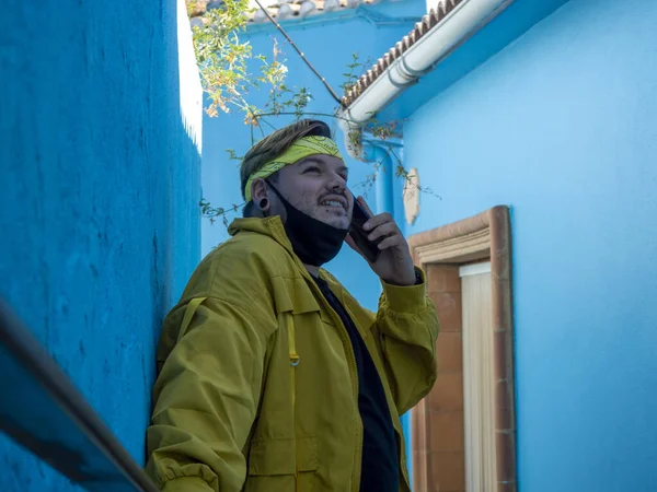 Giovane Maschio Caucasico Con Cappotto Giallo Una Maschera Medica Che — Foto Stock