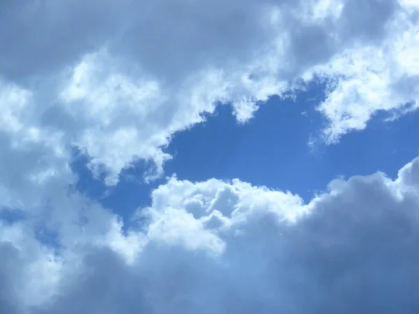 Vacker Utsikt Över Fluffiga Moln Den Blå Himlen Perfekt För — Stockfoto